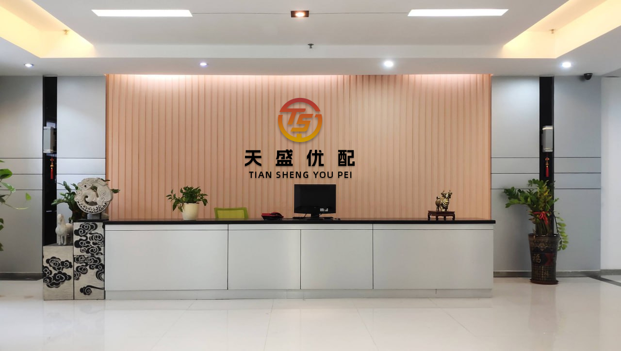 掌控策略 留守儿童看到别家爸爸买的玩具，他对镜头举着包装纸，一句话让人泪目...